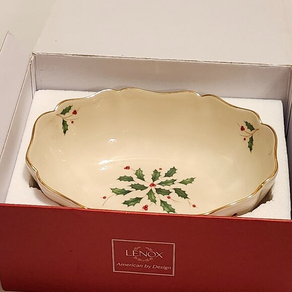 Lenox Holiday Archive White Ceramic Large Fluted Bowl HOLIDAY LENOX HOLLY Leaves - Picture 3 of 8